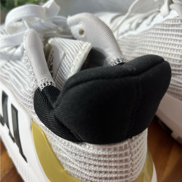 8.5 Adidas Pro Bounce 2019 Low White Black Gold Basketball Shoes EF0472 Mens - Picture 5 of 14